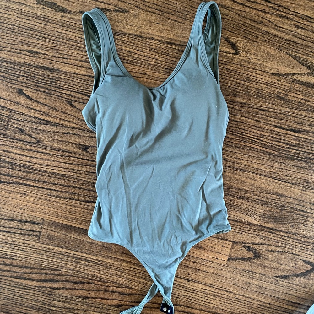 Klassy Network Scoop neck brami suit